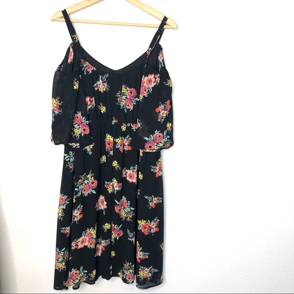 SOLD Torrid floral short sleeve off shoulder dress - Picture 8 of 11